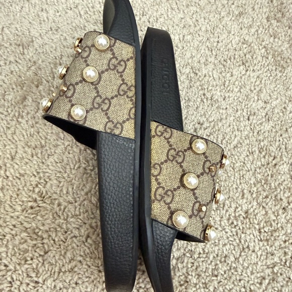 Women's Black and Tan Pearl Slide Sandals - Picture 6 of 6